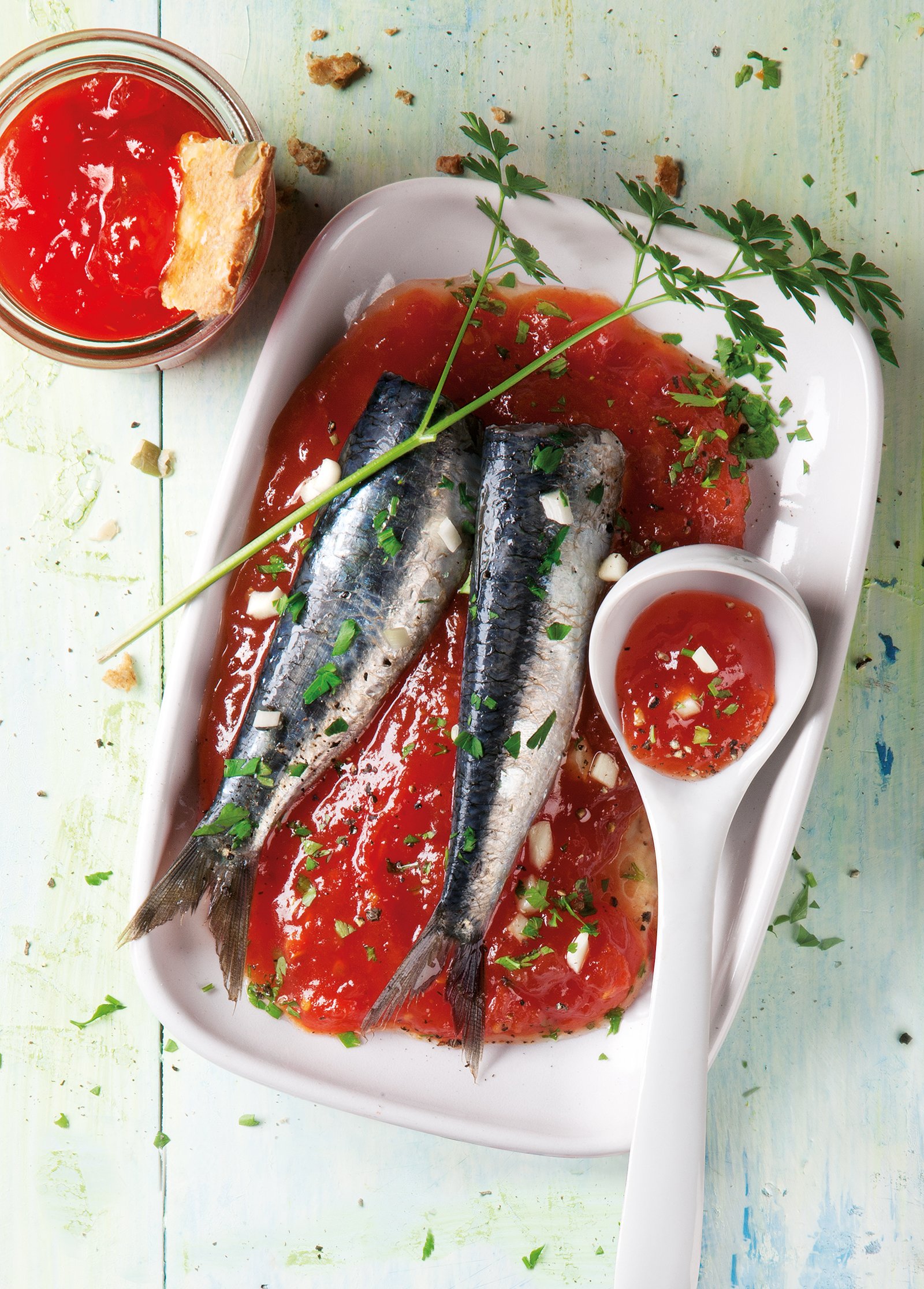 Sardines marinades sobre compota de tomàquet